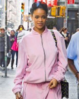 Rihanna en survêtement rose Sean John arpente les rues de New York City