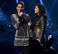 Kylie et Kendall Jenner huées sur la scène des Billboard Awards 2015