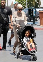 Amber Rose fait du shopping avec son fils et assume sa relation avec MGK