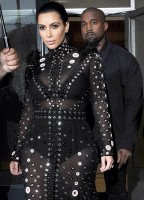 Kim Kardashian tout en noir aux CFDA Fashion Awards 2015