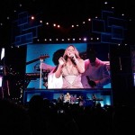 Mariah Carey monte sur scène pour les employés de Walmart