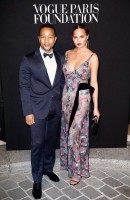 Chrissy Teigen et John Legend assistent au Gala de Vogue Paris après avoir encouragé les soeurs Williams à Wimbledon