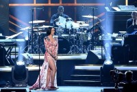 Rihanna pays tribute to Lionel Richie