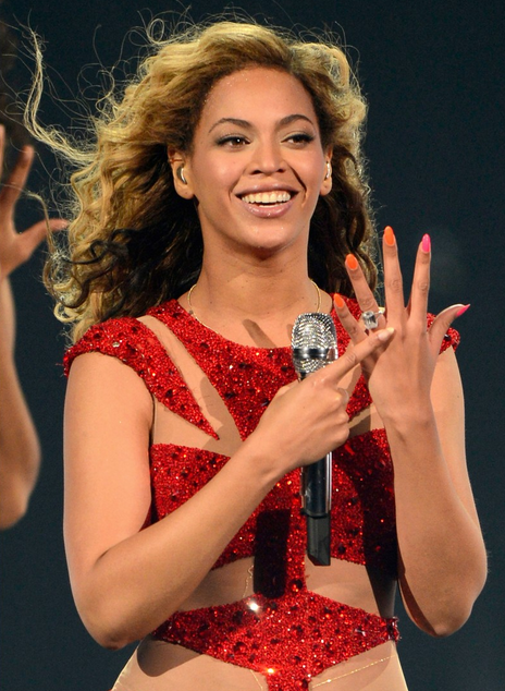 Beyonce montre la bague que Jay Z lui a offerte