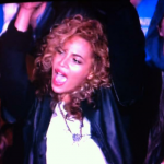 Beyonce chauffe la foule sur la piste, elle est rejoint par Rihanna & Kanye