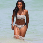 Angela Simmons est de retour sur la plage à Miami, elle fait la promo pour sa soeur