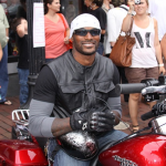 Tyson Beckford se rend au gala de charité en moto!!!