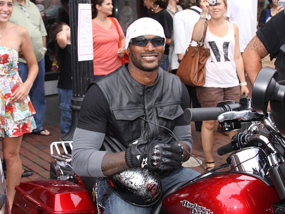 Tyson Beckford se rend au gala de charité en moto!!!