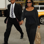 Oprah Winfrey se promène en chaussons verts