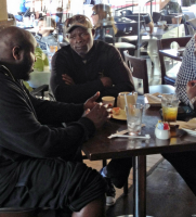 Djimon Hounsou dîne seul après le départ de Kimora Lee