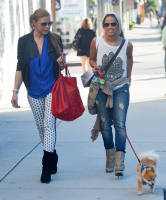 Rocsi Diaz promène son chien à Los Angeles