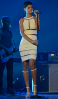 Rihanna interprète “Stay” et “We Found Love” à la Finale de X Factor UK