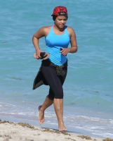 Christina Milian fait du jogging à la plage