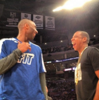 Jay-Z et Kobe Bryant sur le cours avant le match des Lakers