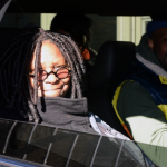 Whoopi Goldberg toute souriante pour ses fans à New York