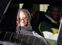 Whoopi Goldberg toute souriante pour ses fans à New York