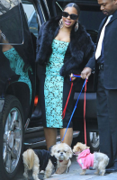 Ashanti entourée de ses garde du corps et ses chiots à NYC