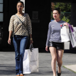 Zoe Saldana et une amie dévalise les boutiques de West Hollywood