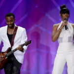 Kelly Rowland tout en blanc lors des “GLAAD Awards 2013”