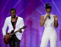 Kelly Rowland tout en blanc lors des “GLAAD Awards 2013”
