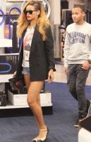Rihanna fait du shopping avec son frère à “Best Buy”