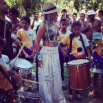 Beyonce passe du temps avec des enfans au Brésil