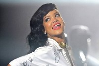 Rihanna est fière de présenter sa nouvelle perle