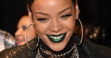 Rihanna-iHeart-Radio-Music-Awards