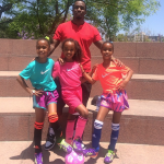 Diddy fait du foot avec ses filles D’Lila, Jessie et Chance
