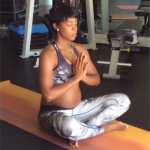 Kelly Rowland fait du yoga pré-natal