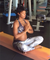 Kelly-Rowland-enceinte-yoga