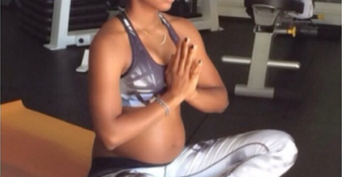 Kelly-Rowland-enceinte-yoga