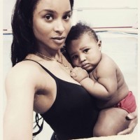 Ciara et son bébé s’offre une séance de natation