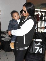 Ciara et son bébé à l’aéroport de Los Angeles