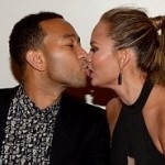 Chrissy Teigen et John Legend s’embrassent golûment
