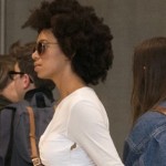 Solange Knowles arrive à Charles de Gaulle tout en blanc