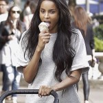 Ciara savoure une bonne glace et se promène avec son fils