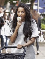 Ciara savoure une bonne glace et se promène avec son fils