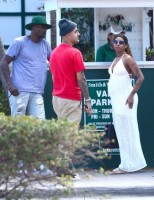 Chad Johnson et sa fiancée Crystal Bates se promènent à Miami