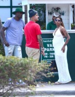 Chad Johnson et sa fiancée Crystal Bates se promènent à Miami