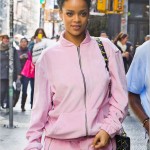 Rihanna en survêtement rose Sean John arpente les rues de New York City