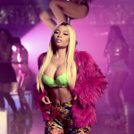 Nicki Minaj en Versace dans le clip vidéo Throw Sum Mo