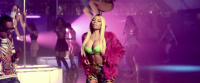 Nicki Minaj en Versace dans le clip vidéo Throw Sum Mo