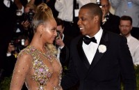 Beyonce presque nue aux côtés de  son mari Jay-Z sur le tapis rouge du MET Gala 2015