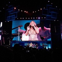 Mariah Carey monte sur scène pour les employés de Walmart