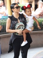 Kim Kardashian et North West à Disneyland