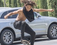 Jaden Smith fait du skate en plein Calabasas