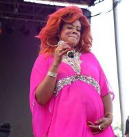 Kelis dévoile sa grossesse sur scène à New York