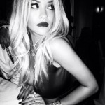 Rita Ora assiste au mariage de son cousin au Kosovo