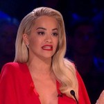 Rita Ora provocatrice en rouge lors sur le plateau de X Factor UK